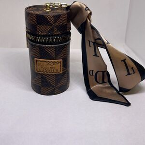 Classic Brown Faux Leather Coin Purse with Zipper and Keychain